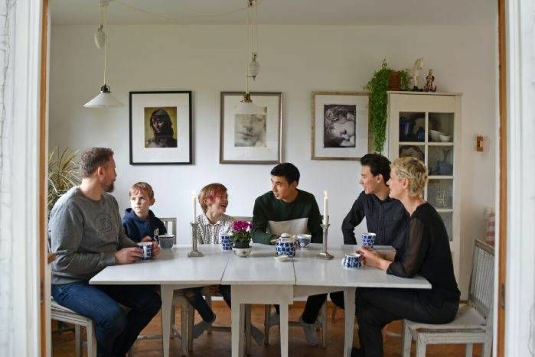 Joanna Ågren och maken Tomas har inte ångrat att de öppnat sitt hem för bostadslösa ungdomar. Här tillsammans Tim, Selma, Nas och Mehdi. Foto: Privat Joanna Ågren med maken Tomas, barnen Tim och Selma och ungdomarna Mehdi och Nas som bor hos familjen i Stockholm.