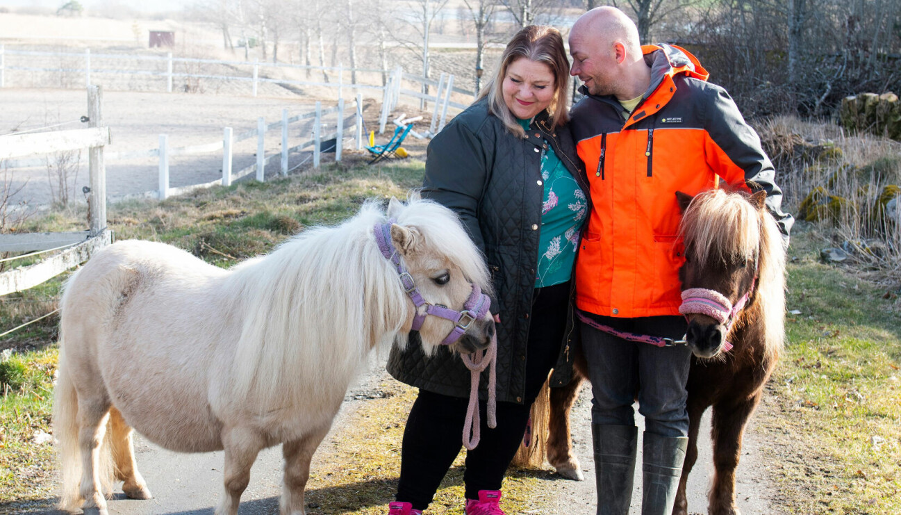 Joanna Hagströms, 46, och Fredrik Engdahl, 44 med sina hästar