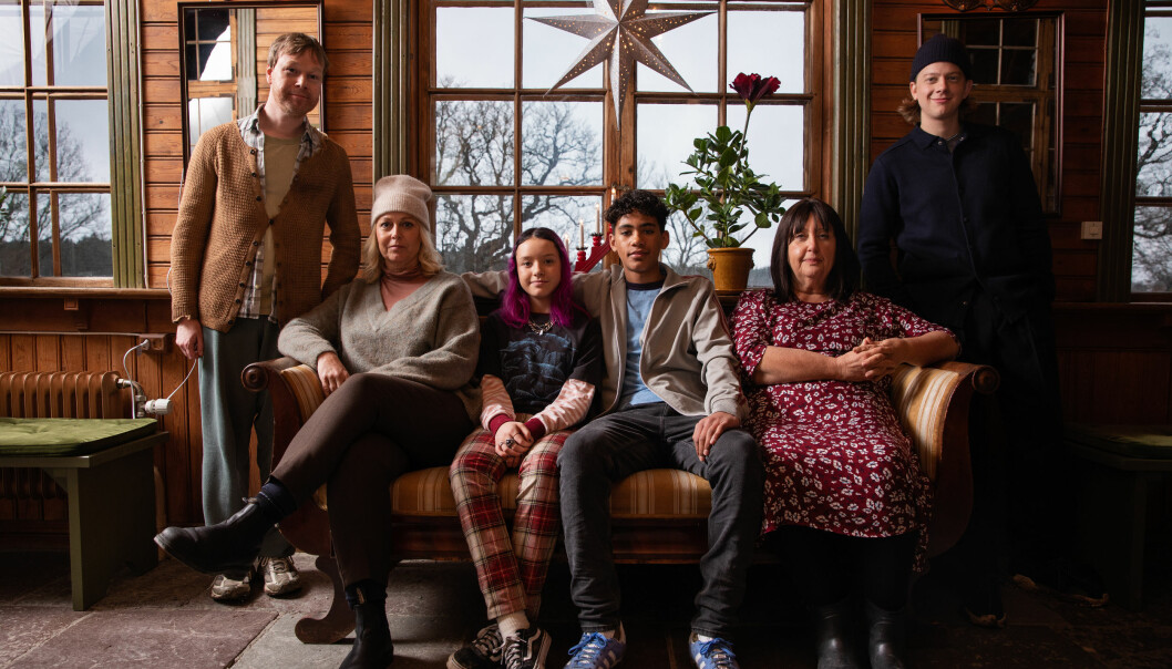 Johan Glans, Annika Andersson, Sarah Rhodin, Emanuel Kielin, Babben Larsson och Joel Adolphson under inspelningarna av julkalendern Mirakel som sänds i SVT december 2020.