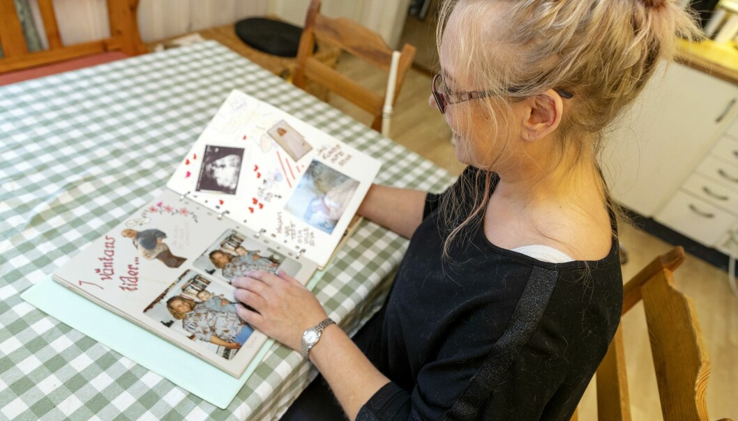 Johanna är mamma till två barn och hade gärna haft ett tredje. I dag förstår att endometriosen gjorde det omöjligt. Johanna Brinck i Vingåker tittar i ett gammalt fotoalbum med bilder från hennes graviditet.