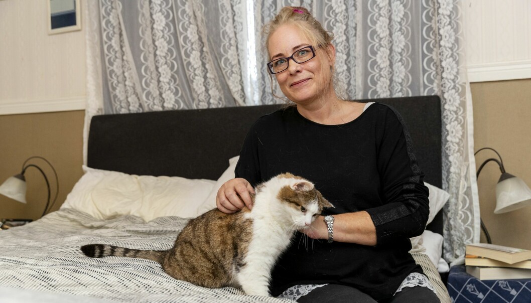 Det har nu gått ungefär fyra år sedan Johanna fick veta att hon har endometrios – en sjukdom hon aldrig tidigare hade hört talas om. Johanna Brinck tillsammans med sin katt hemma i villan i Vingåker.