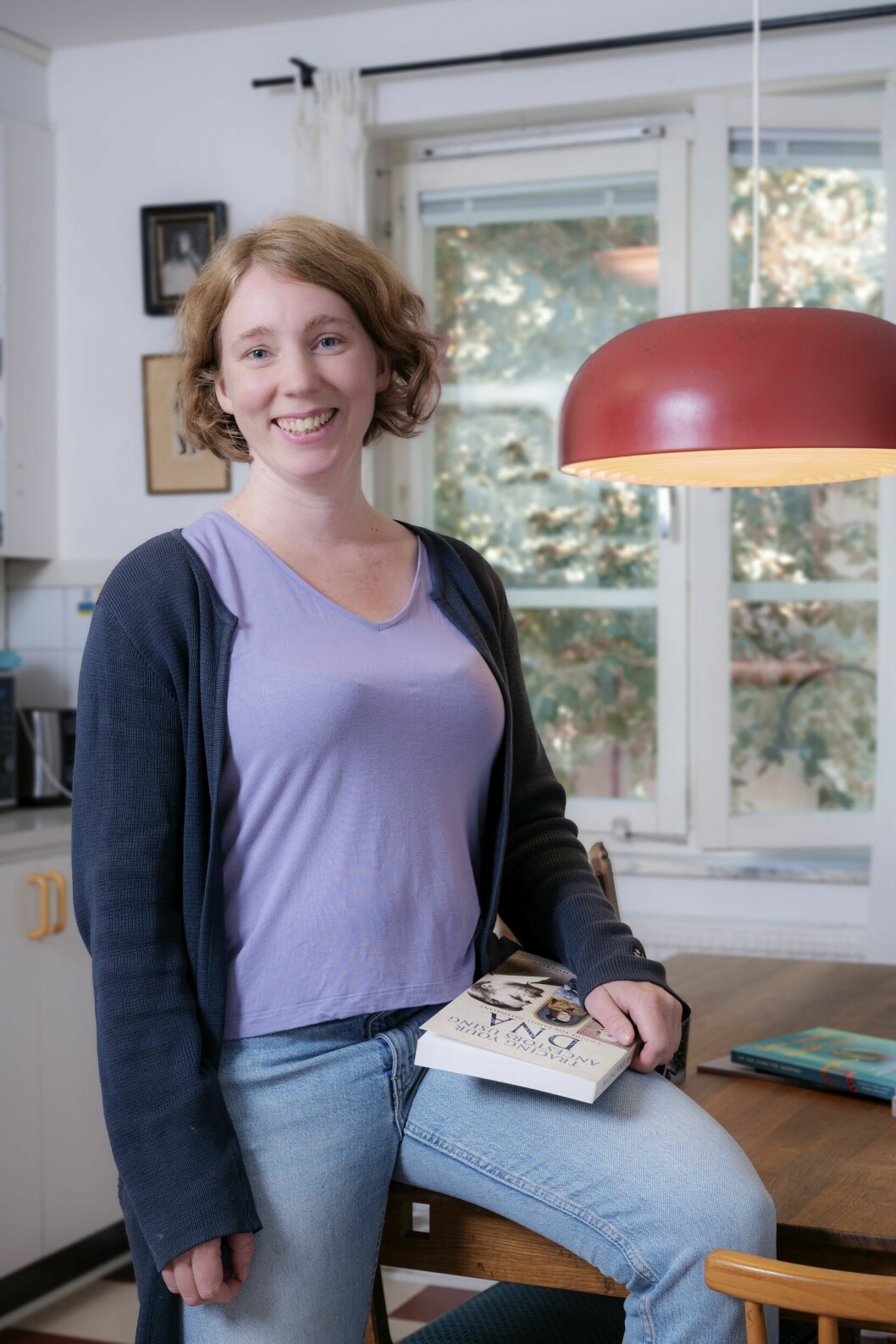 En person hon hjälpt visade sig bo bara en och en halv kilometer från sin halvbror, berättar Johanna. Dna-detektiven Johanna Lindh hemma i köket, som också är hennes arbetsplats.