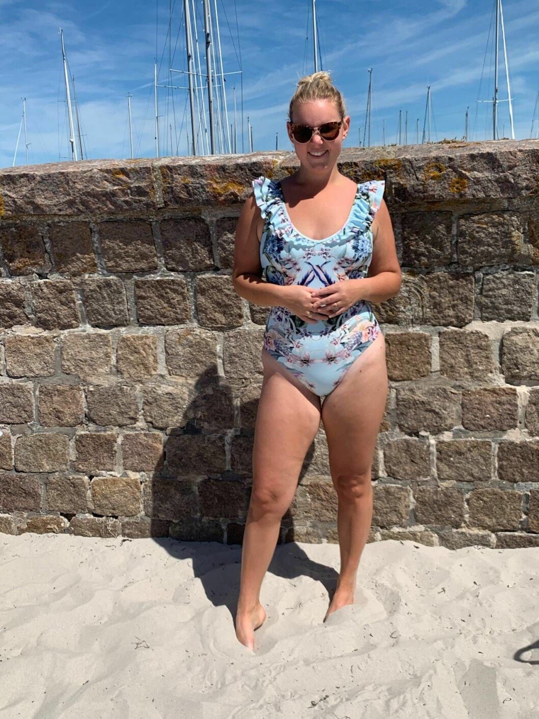 Johanna Sandwall har i många år känt obehag i strandsammanhang. I sommar vill hon bry sig mindre om komplex om mer om att njuta. Foto: Privat Johanna Sandwall i sin blommiga baddräkt.