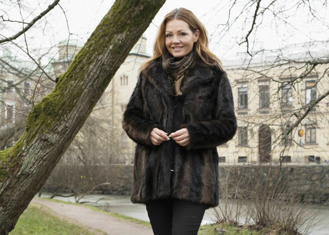 Motion på recept blev Johanna Toftbys räddning. ”Jag blev faktiskt frisk av att gå”, säger hon. Foto:Julia Sjöberg Johanna Toftby I en park.