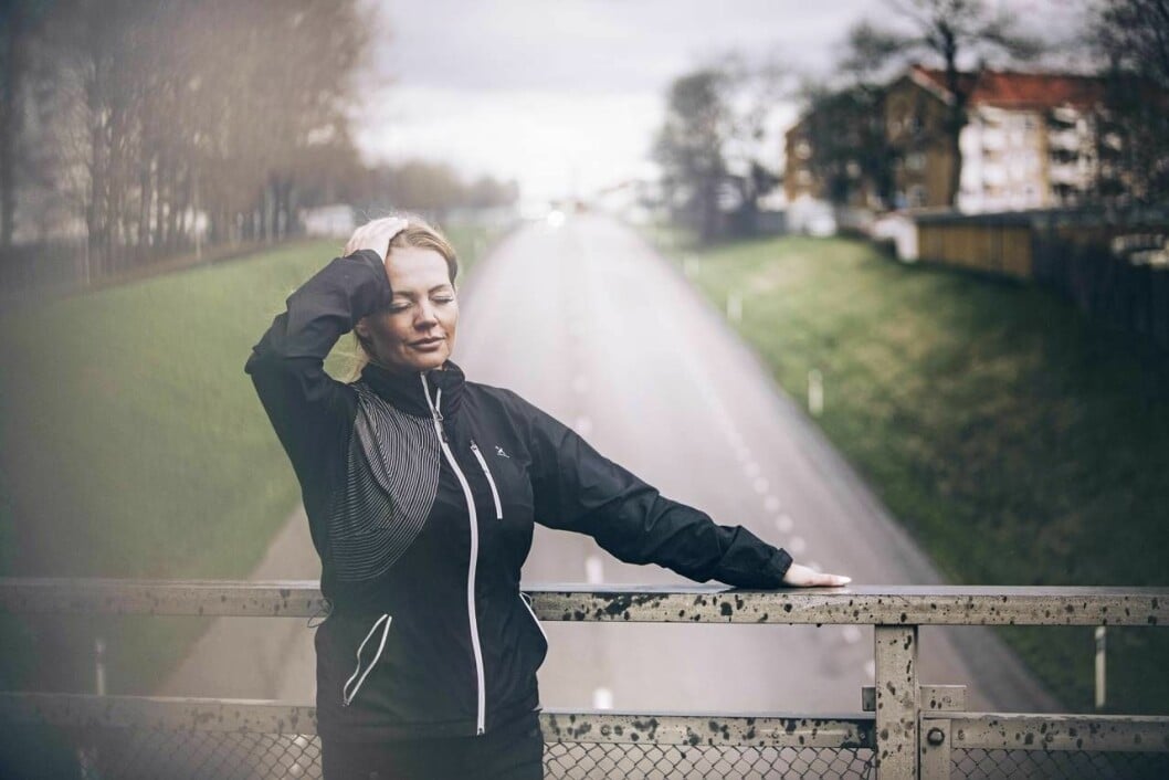För att hålla sig frisk promenerar Johanna Toftby en gång om dagen. Foto:Rickard L Eriksson Johanna Toftby ute och promenerar.