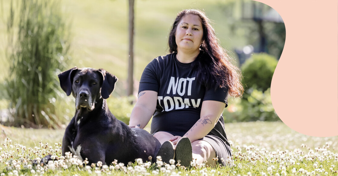 Johanna sitter på gräset tillsammans med hunden Khaleesi och berättar om hon hela livet kämpat med psykisk ohälsa och hur ett trauma i barndomen ledde till att hon drabbades av posttraumatisk stress och tvångssyndrom.