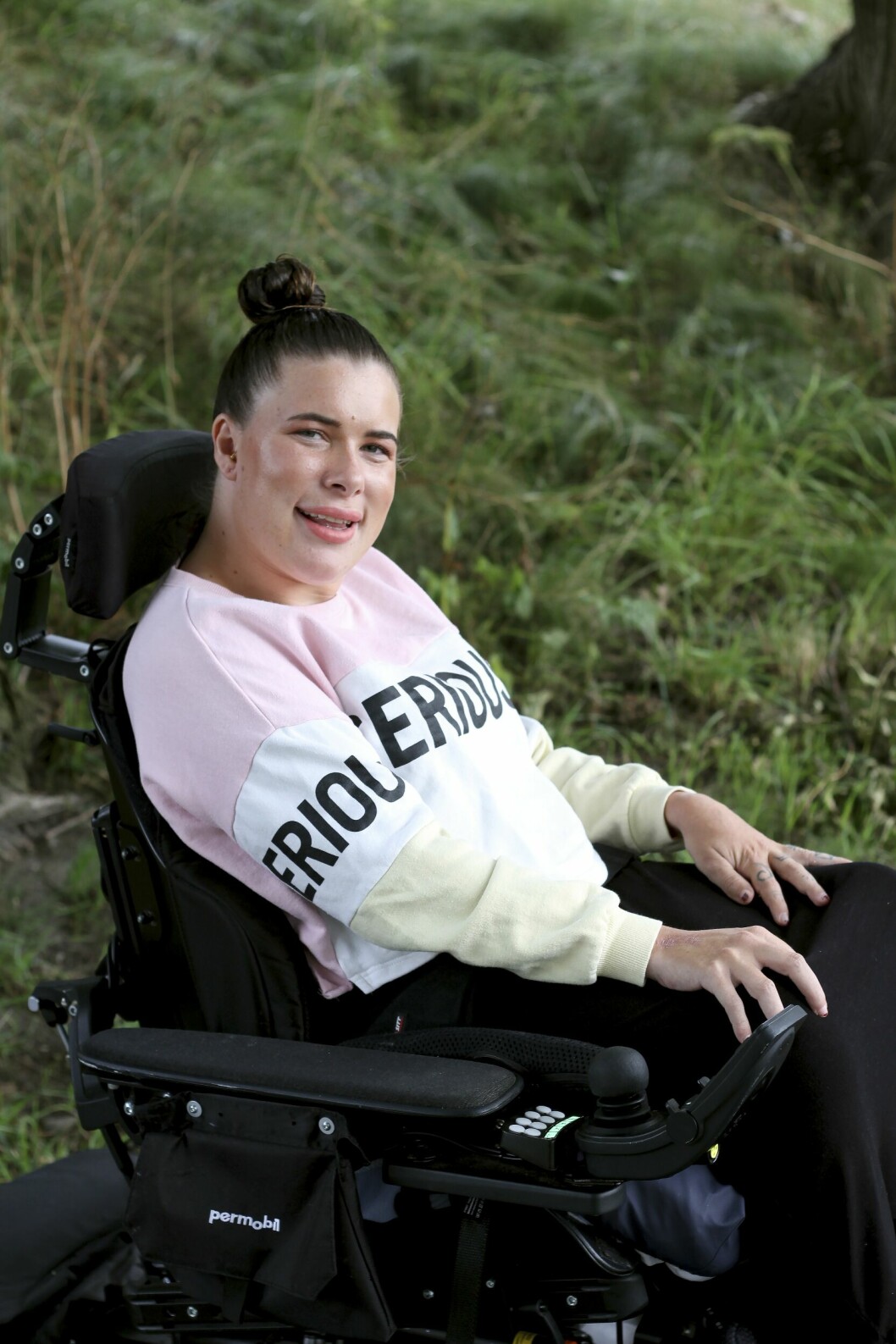Att inte bli behandlad som alla andra är bland det värsta Johanna vet. – Jag är min egen person, inte en diagnos, säger hon. Johanna Andersson utomhus i rullstol.