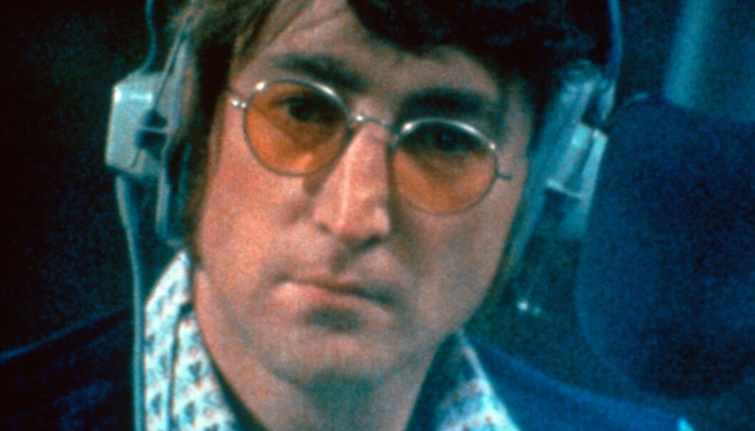 John Lennon med gultonade glasögon.