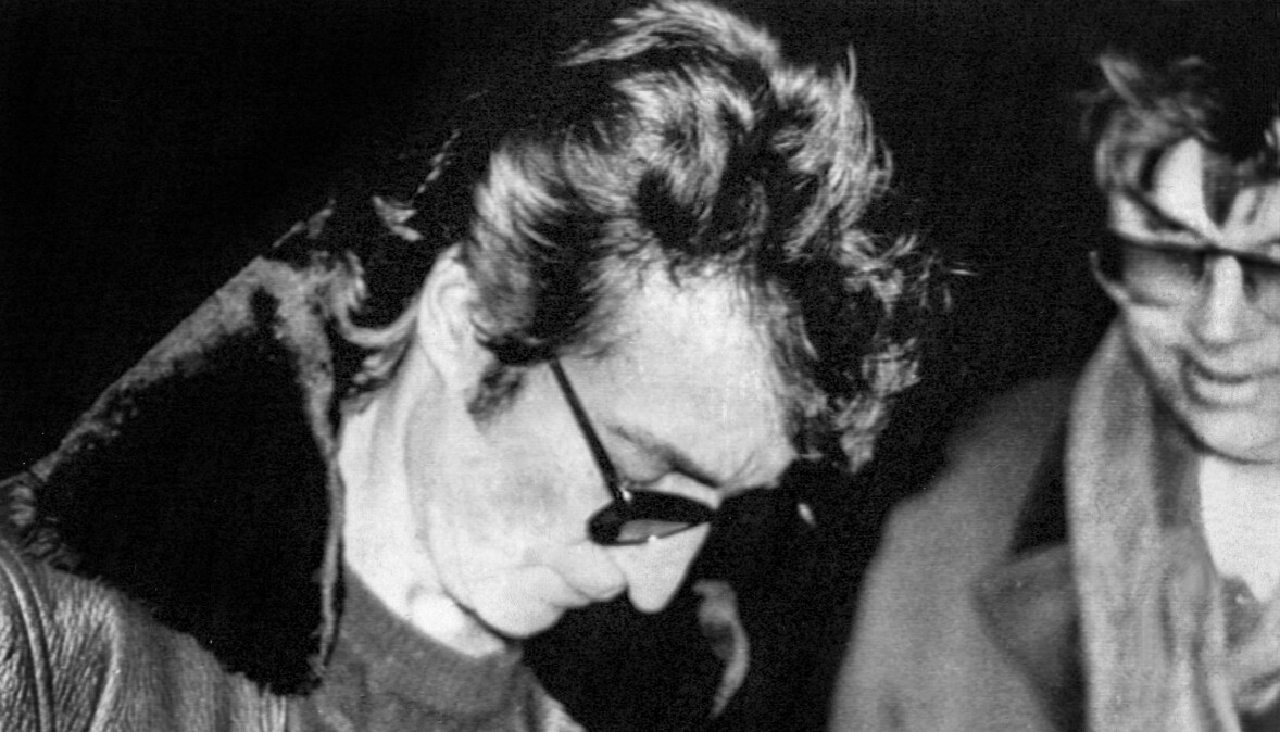 John Lennon skriver autografer utanför hemmet. En av autografjägarna är Mark Chapman. John Lennon och mannen som mördade honom: Mark Chapman.