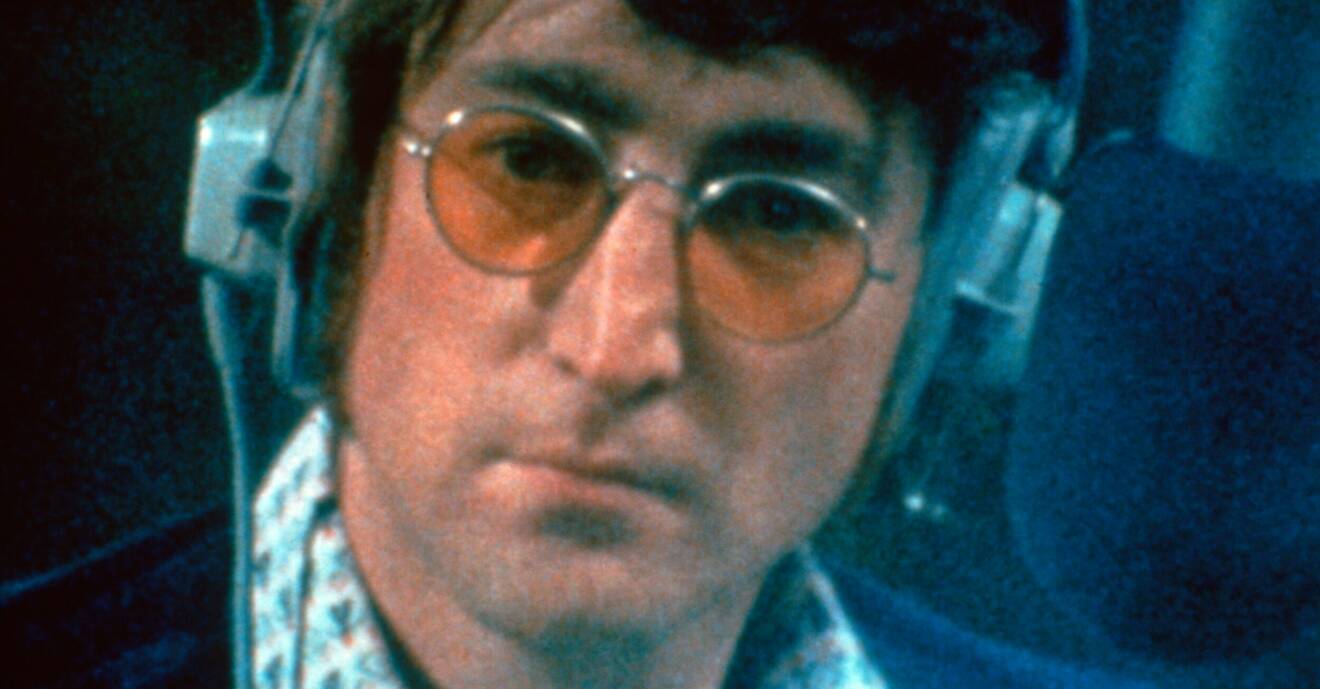John Lennon med gultonade glasögon.