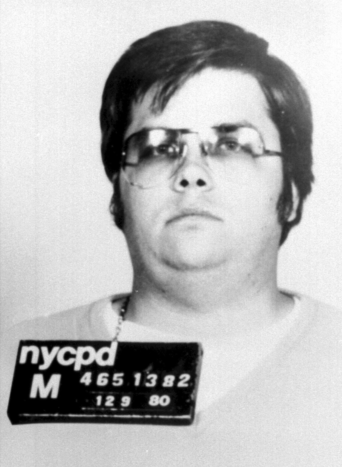 Mark Chapman väntade på polis och bjöd inget motstånd när han greps. John Lennons mördare Mark Chapman fotograferades när han hade gripits.