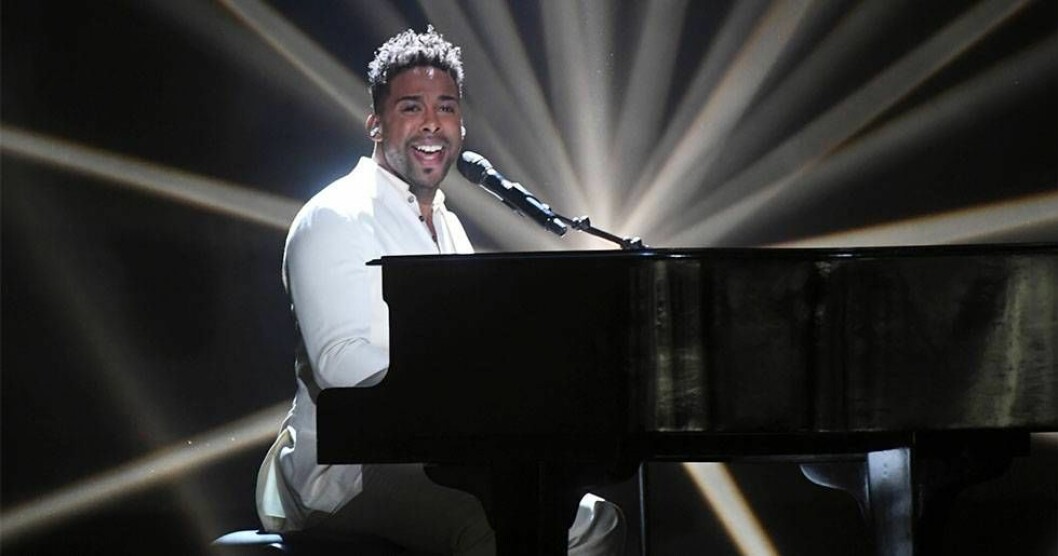 John placerade sig på tredje plats i <em>Melodifestivalen</em> förra året med låten <em>My turn.</em> Foto: Fredrik Sandberg/TT John Lundvik vid en flygel.