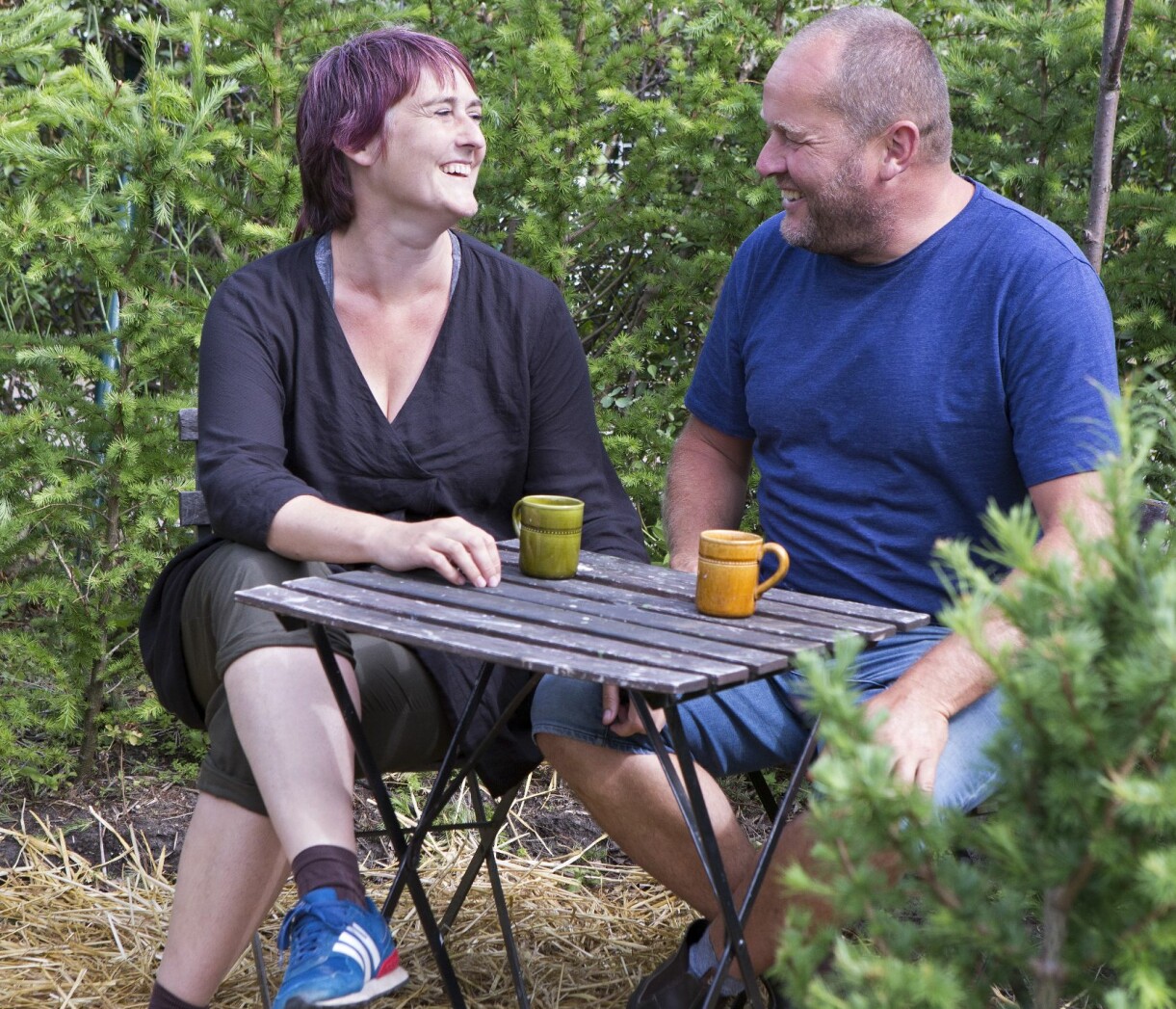 I den nersänkta lärkbersån kan man sitta gömd och njuta av kvällens sista strålar. En pärlemorrönn, <em>Sorbus vilmorinii,</em> ska på sikt bilda ett skyddande tak. Trädet får rosa rönnbär och blir inte högre än tre-fyra meter. John Taylor och sambon Torun Jorde i lärkbersån på parets kolonilott.