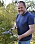 John Taylor klipper en buske med en häcksax.