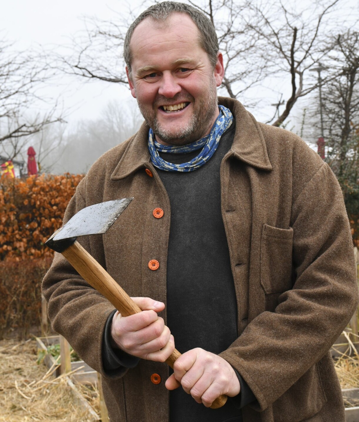John Taylors absoluta favorit "Köttaren" är skoningslös mot grovt ogräs som är svårt att få bort. John Taylor med sitt favoritredskap mot ogräs.