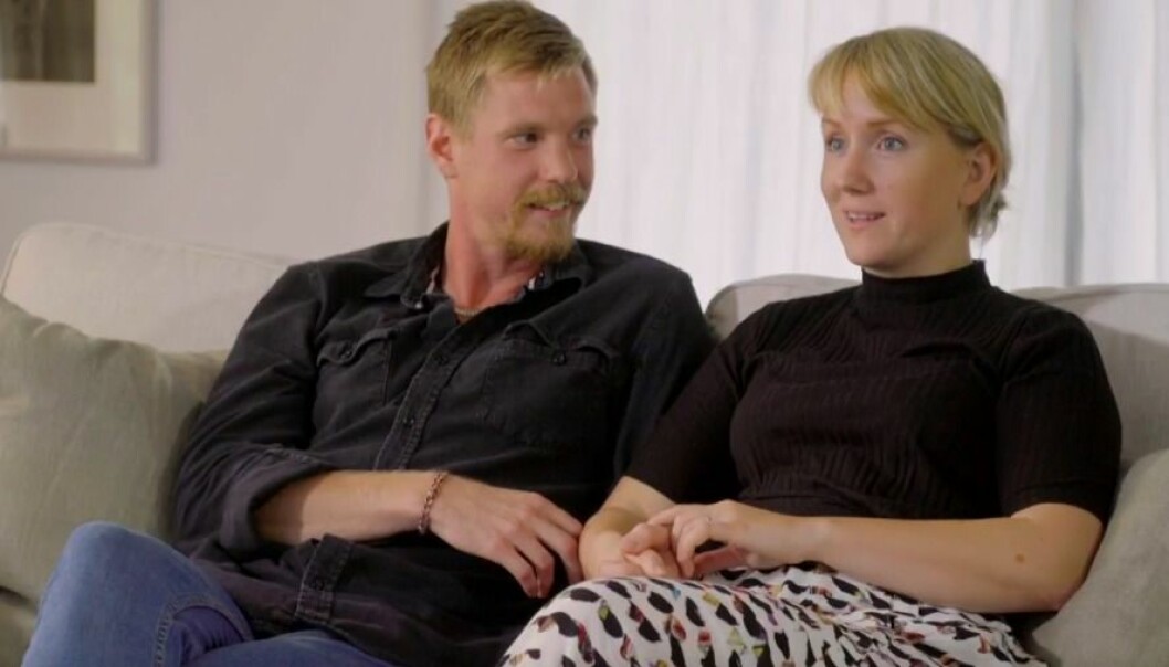 John Wallén och Sara Lannergren. John Wallén och Sara Lannergren sitter i en soffa i gift vid första ögonkastet