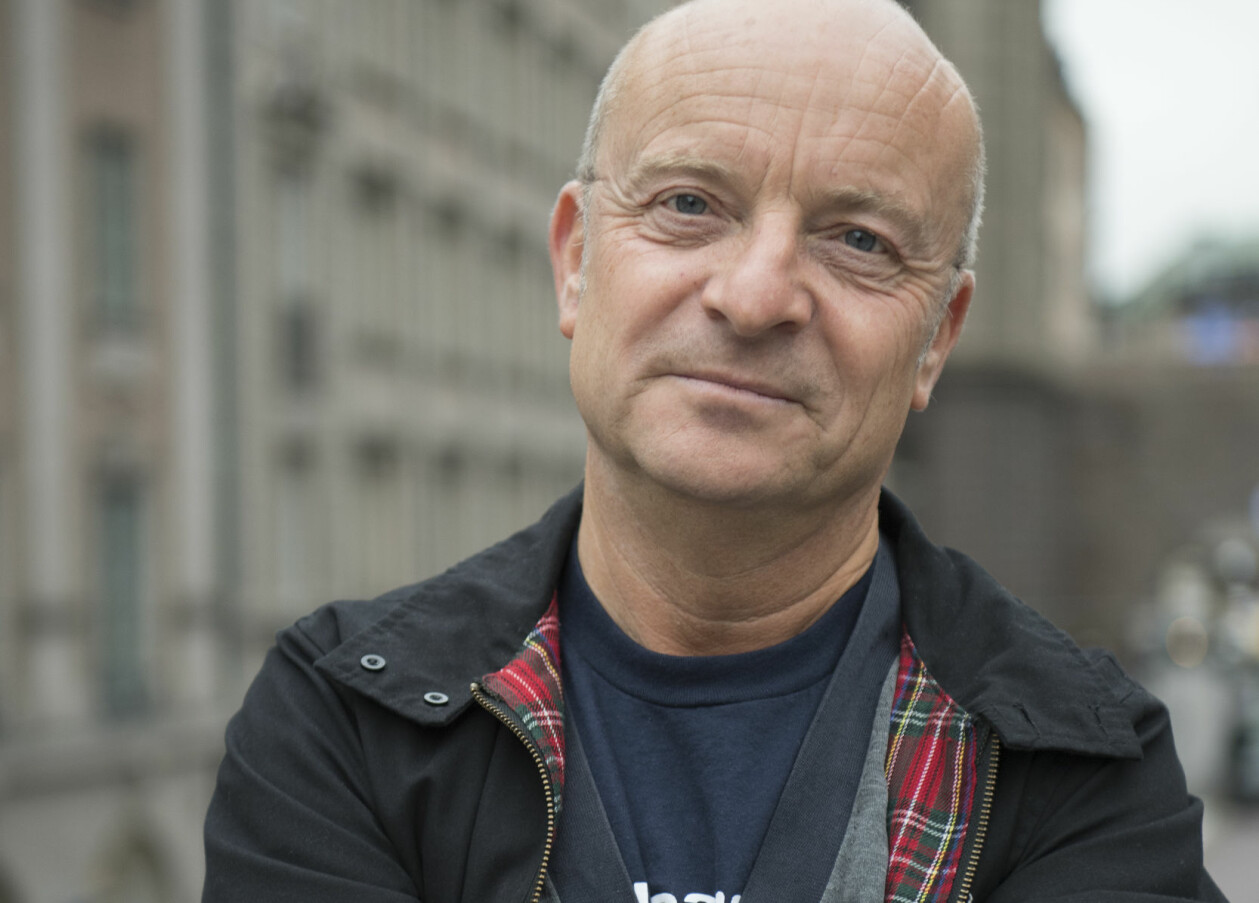 Jonas Gardells tv-serie Torka aldrig tårar utan handskar är inspirerad av Erik Engelvs historia. Jonas Gardells Torka aldrig tårar utan handskar är baserad på Erik Engelvs berättelse om hur han kom ut som homosexuell från en religiös bakgrund