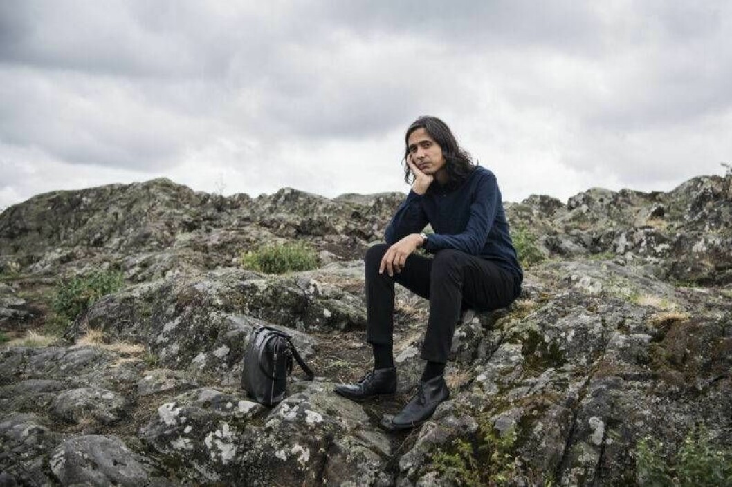 Jonas Hassen Khemiri var även en av värdarna i <em>Sommar</em> i P1 2019. Foto: Anna Tärnhuvud/Aftonbladet/TT Jonas Hassen Khemiri sitter på klippor med hakan i handen