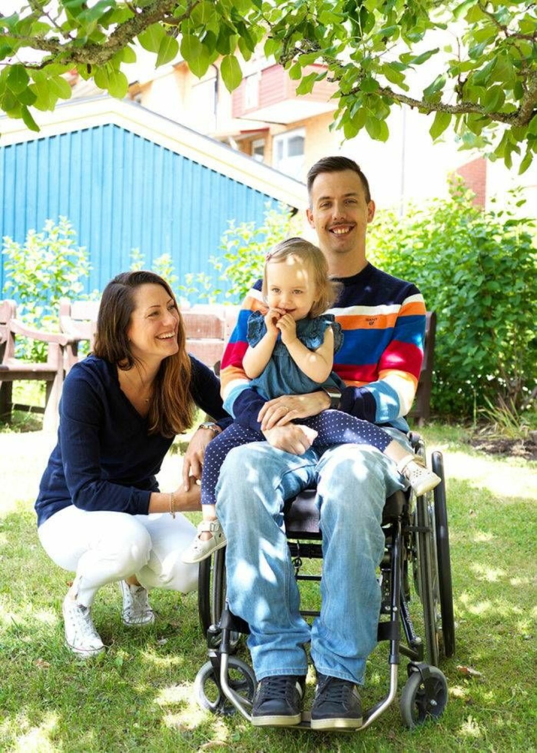 – Jag är så stolt och glad över att jag trots det som hänt ändå kunnat bli pappa, säger Jonas med lilla Ebba i knät. Hustrun Line menar att olyckan fört dem närmare varandra. Jonas Waltelius tillsammans med frun Line och dottern Ebba. Jonas är lyssnarnas sommarvärd i Sommar i P1 2018.