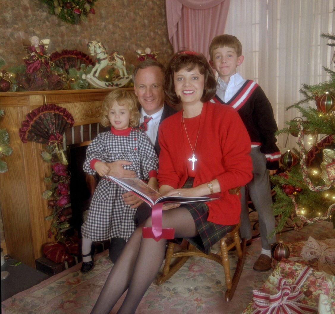 JonBenét, John, Patsy och Burke Ramsey under ett julfirande i Atlanta. JonBenét, John, Patsy och Burke Ramsey under ett julfirande i Atlanta.