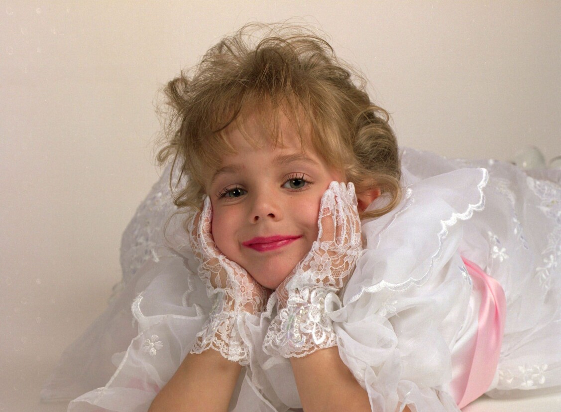Redan som sexåring var JonBenét van vid skönhetstävlingar. Något som hölls emot hennes mamma efter mordet. JonBenét Ramsey uppklädd och sminkar inför en skönhetstävling.