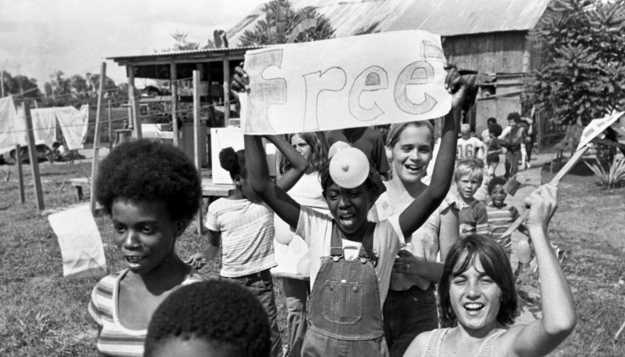 Unga medlemmar i Folkets tempel i Jonestown. Här hade de byggt upp ett eget idealsamhälle. Foto: TT Unga medlemmar i Folkets tempel i Jonestown