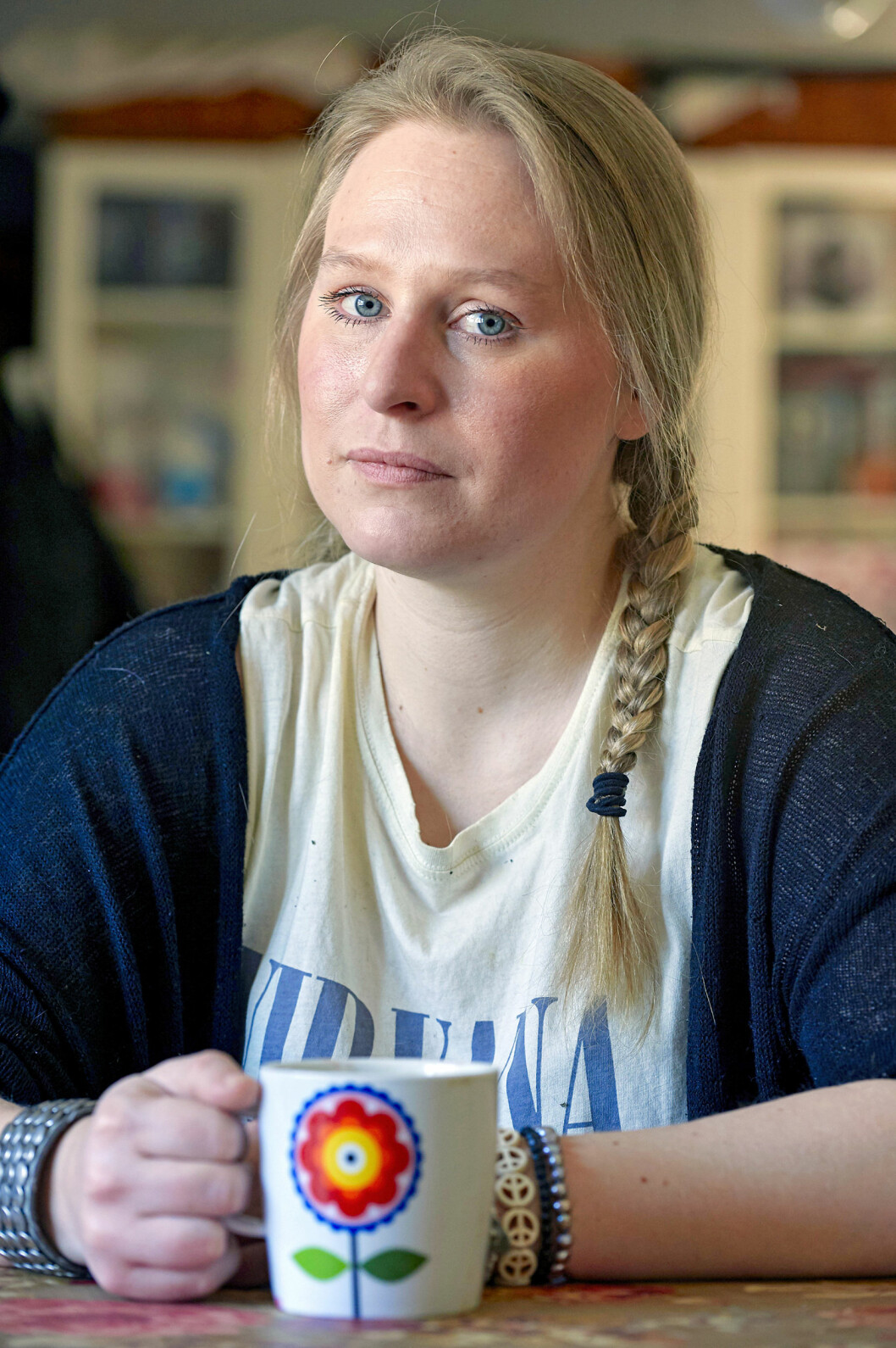 Jonna lyckades hänga med i skolan trots att hon missbrukade. Jonna håller en kaffekopp och tittar in i kameran.