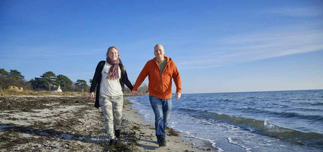 Det är fyra år sedan Jonna och Fredrik blev drogfria. Nu drömmer de om att bli fler i familjen. Jonna med sin kärlek Fredrik hand i hand på en strand