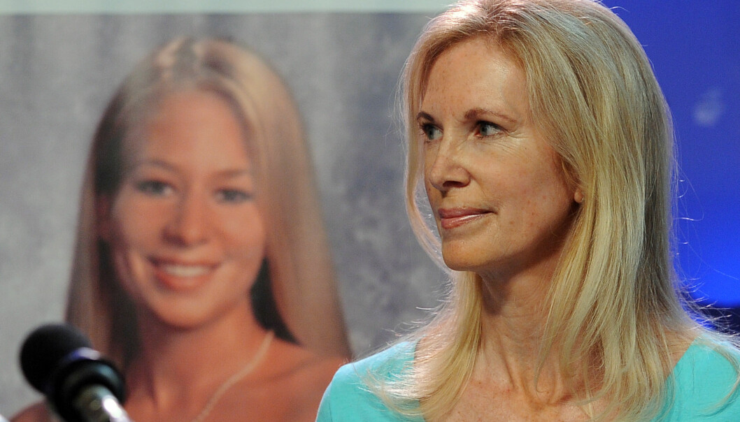 Lappar med efterlysning av saknade Natalee Holloway sattes upp överallt på paradisön Aruba. Mamma Beth har ännu inte fått reda på vad som hänt dottern. Beht Holloway, mamma till Natalee som försvann på Aruba.