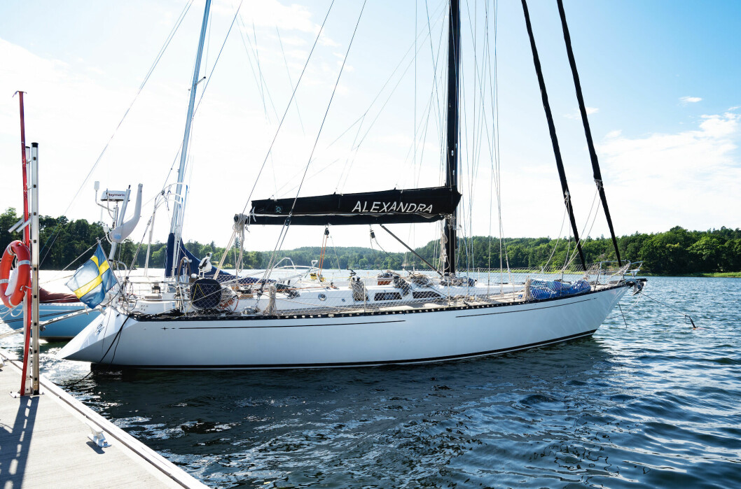 Segelbåten Alexandra fann paret i Portugal och seglade hem den över Biscayabukten och genom Engelska kanalen. Båten Alexandra syns på hela bilden. Den är vit och har en svart mast.