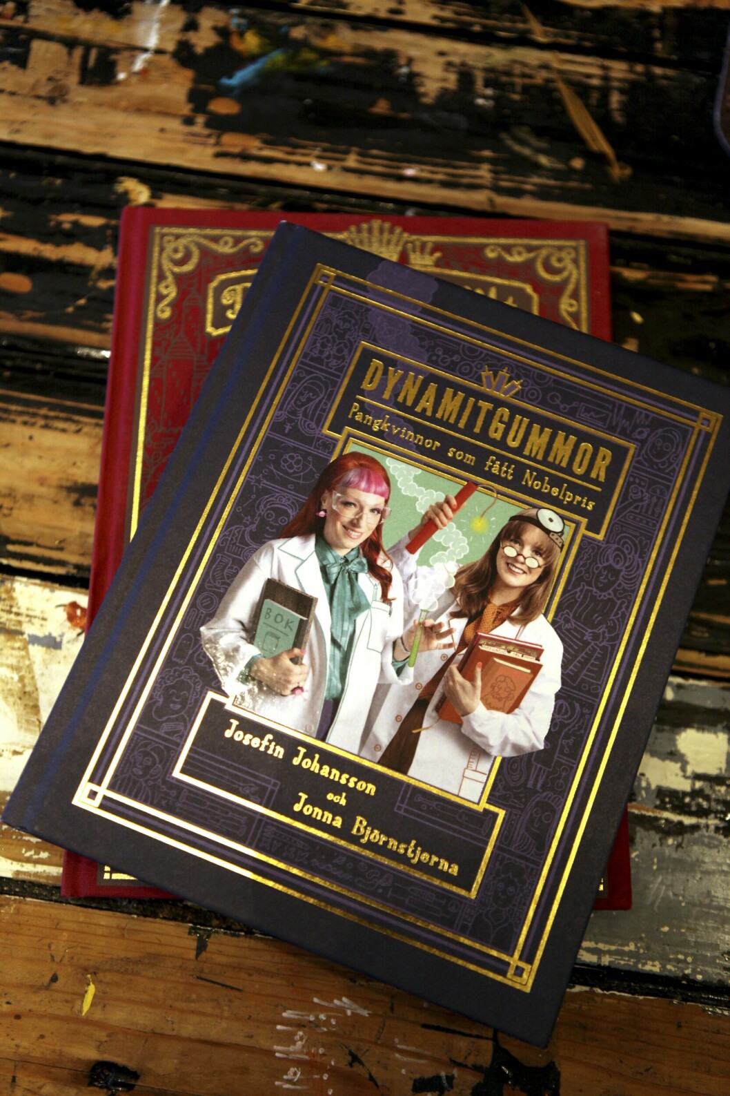 Först skrev hon den prisade boken Drottningsylt, om drottningarna genom Sveriges historia. I höstas kom så Dynamitgummor, om kvinnliga Nobelpristagare. Boken Dynamitgummor - pangkvinnor som fått Nobelpris.