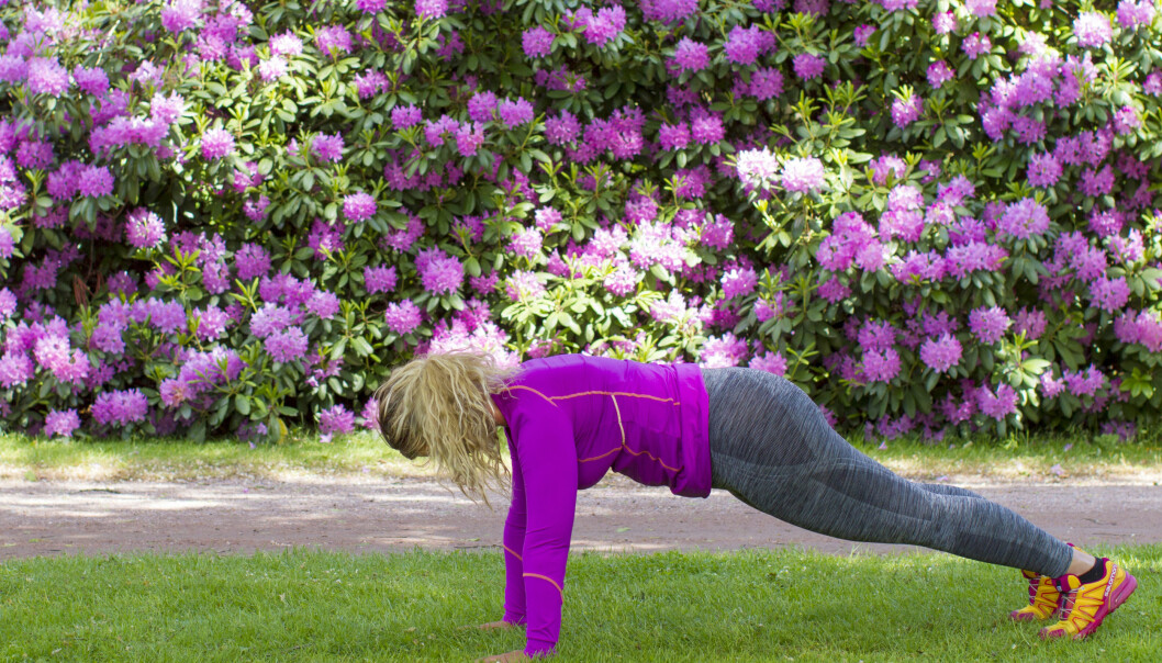 Josefin Liljegren visar burpees. Här i plankdelen.