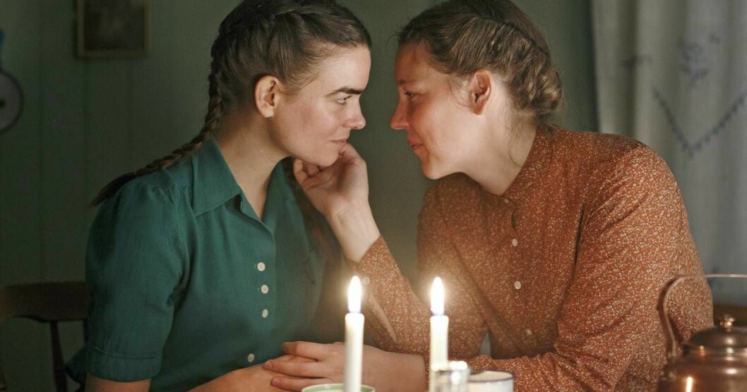 I tv-serien <em>Vår tid är nu</em> spelar Josefin Neldén Maggan (till höger) som har en kärleksrelation med Lilly (Karin Franz Körlof). Foto: Johan Paulin/SVT Lilly och Maggan i Vår tid är nu
