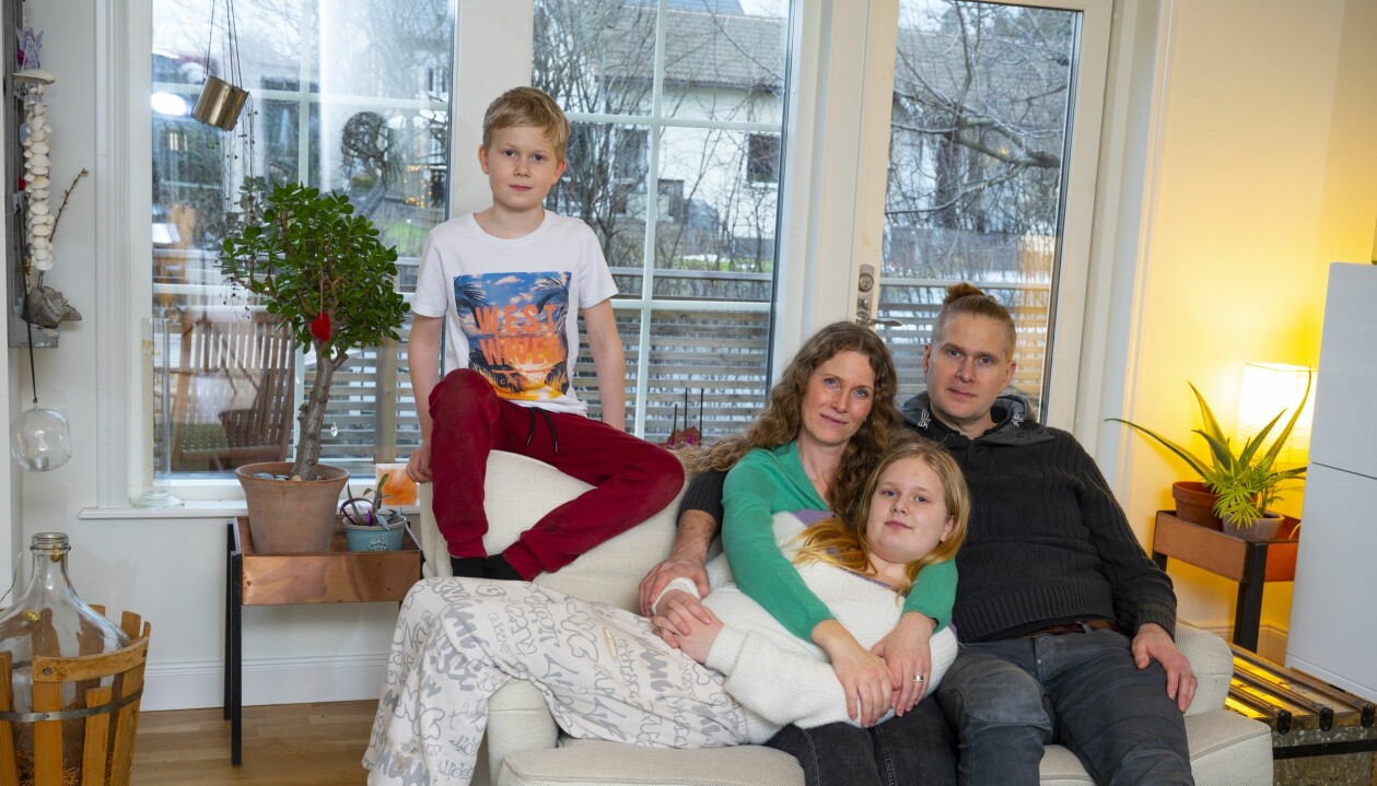 Familjen är samlad: Josefina, barnen Benjamin och Emelie samt maken Artur. Josefina är omgiven av familjen, sonen Benjamin, dotterm Emelie och maken Artur och berättar om tiden när hon var sjuk i leukemi.