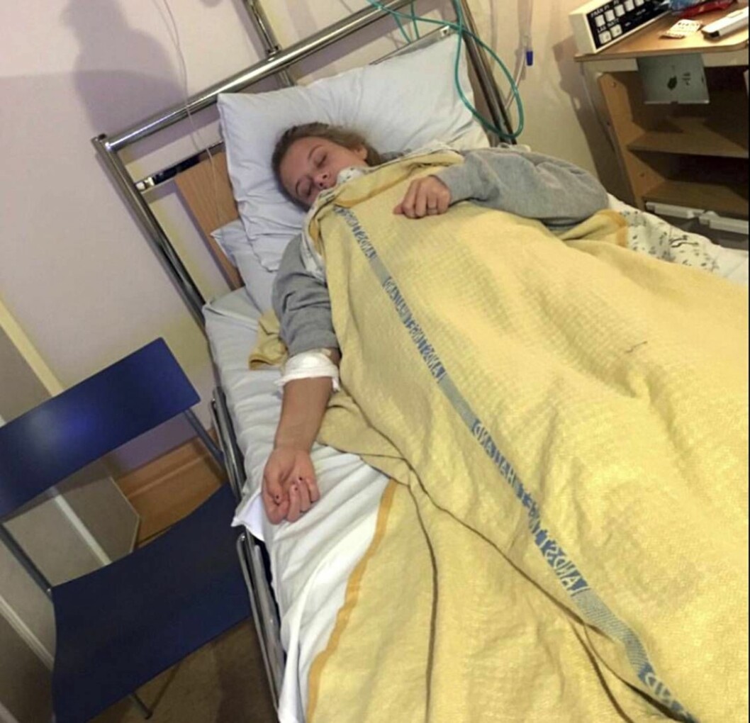 Josefine ligger i sjukhussängen 