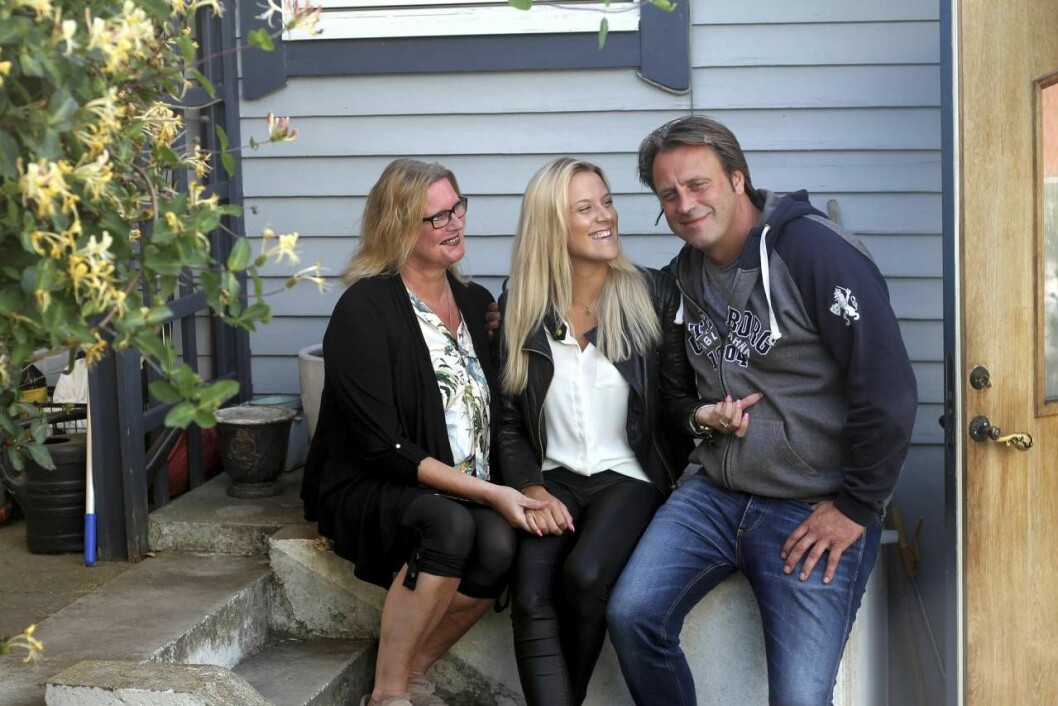 Mamma Elina och pappa Thomas hoppas liksom Josefine på att en gång få ett svar. Josefine tillsammans med mamma Elina och pappa Thomas
