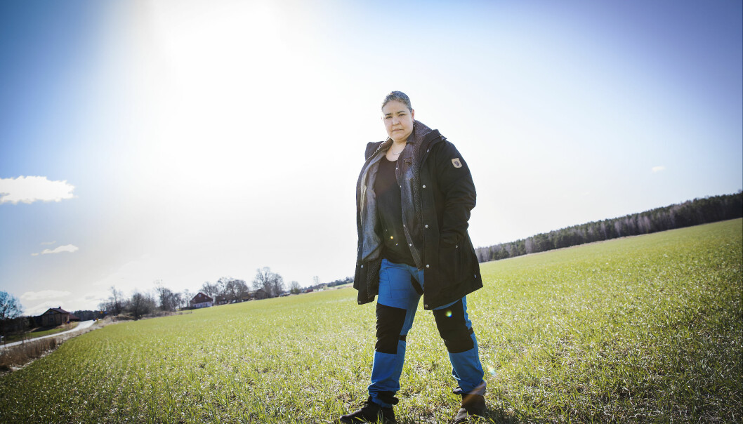 I närmare två år tog Josselin ensam hand om småsyskonen, utan att någon vuxen märkte något eller ingrep. Foto: Veronica Kindblad Josselin Freytes Peña står på en åker i Uppsala.