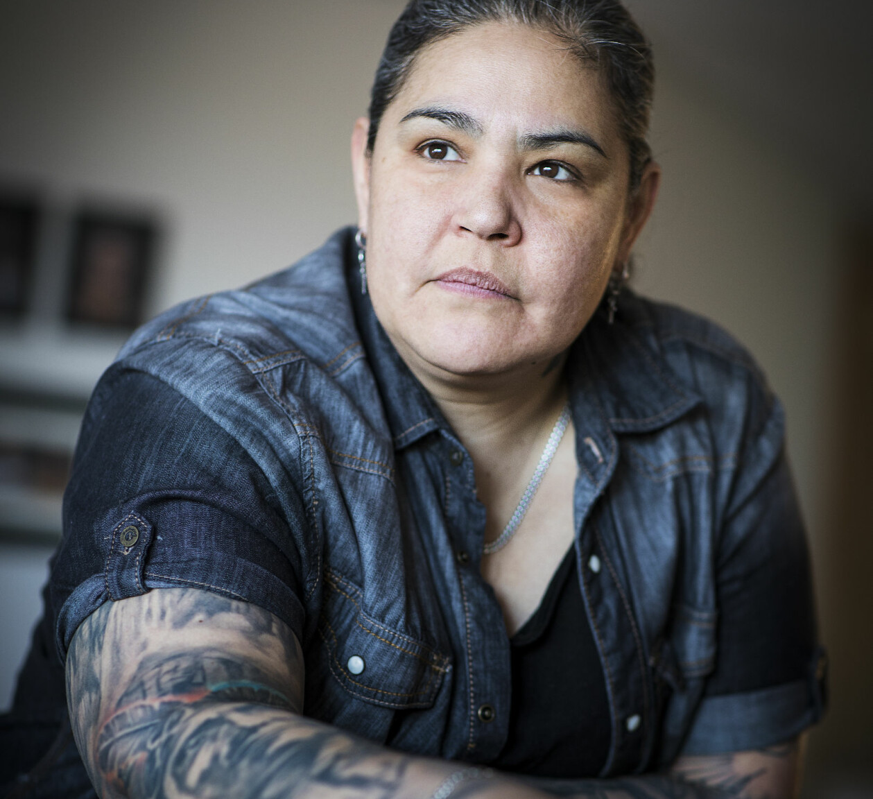 För Josselin har det varit en stor lättnad att få berätta om den stora hemlighet hon burit på i flera årtionden. Foto: Veronica Kindblad Josselin Freytes Peña hemma i Uppsala.