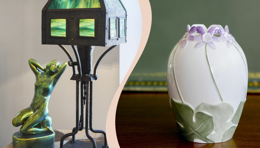 Till vänster grön skulptur föreställande naken kvinna och en bordslampa i grönt och metall. Till höger vit vas med gröna blad och lila blommor.