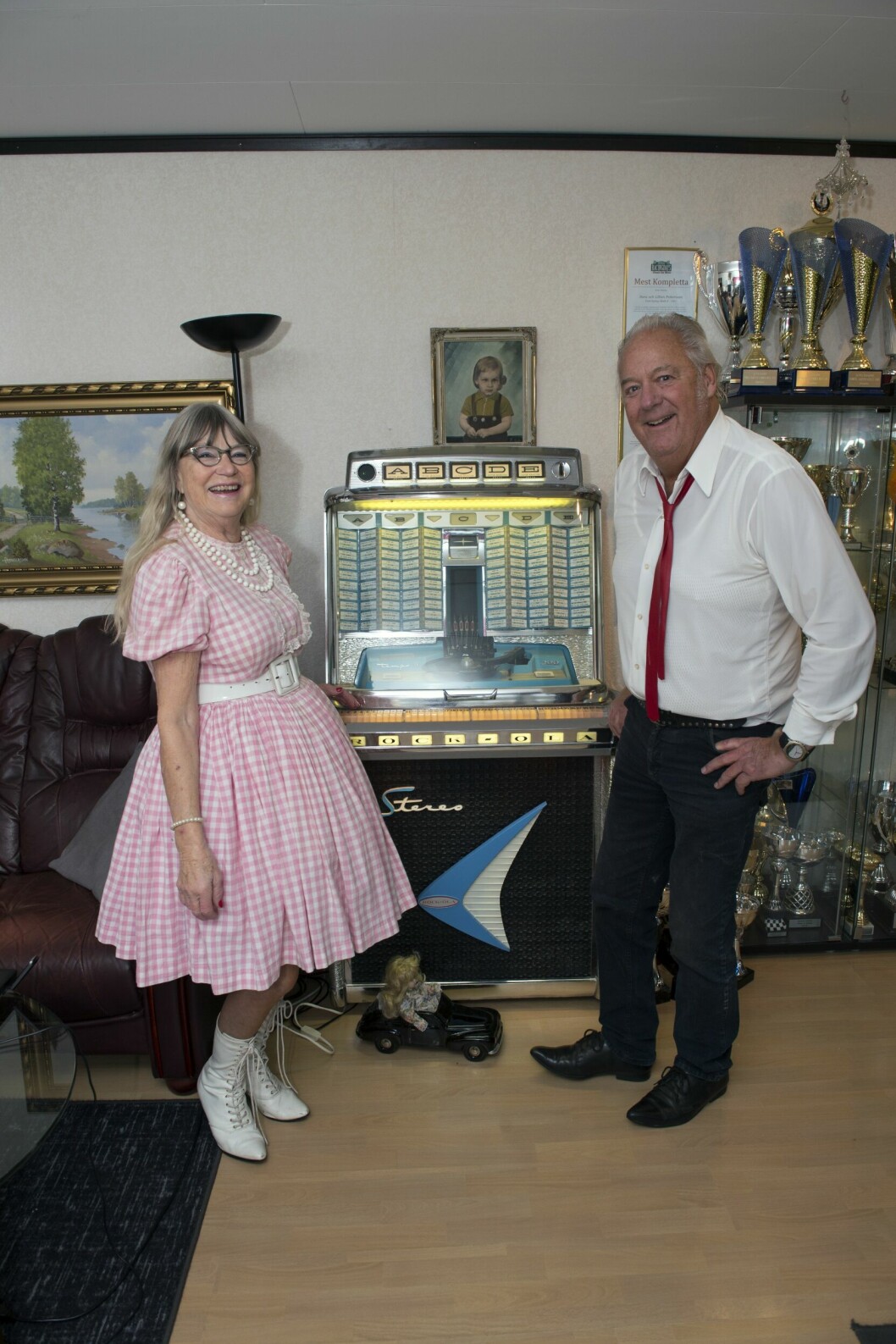 Paret framför sin jukebox i vardagsrummet.