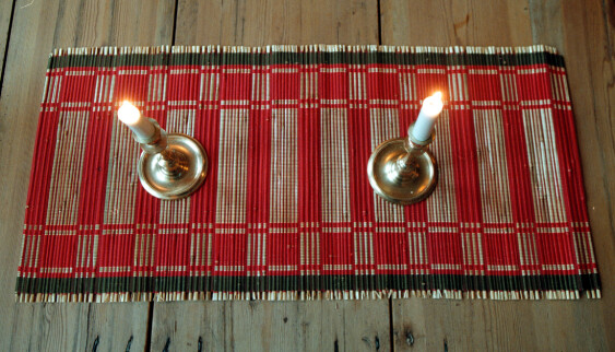 Löpare och juldukar finns ofta i en gömma på kyrkans second hand. Foto: TT Julduk eller jullöpare som man lägger på bordet till jul.