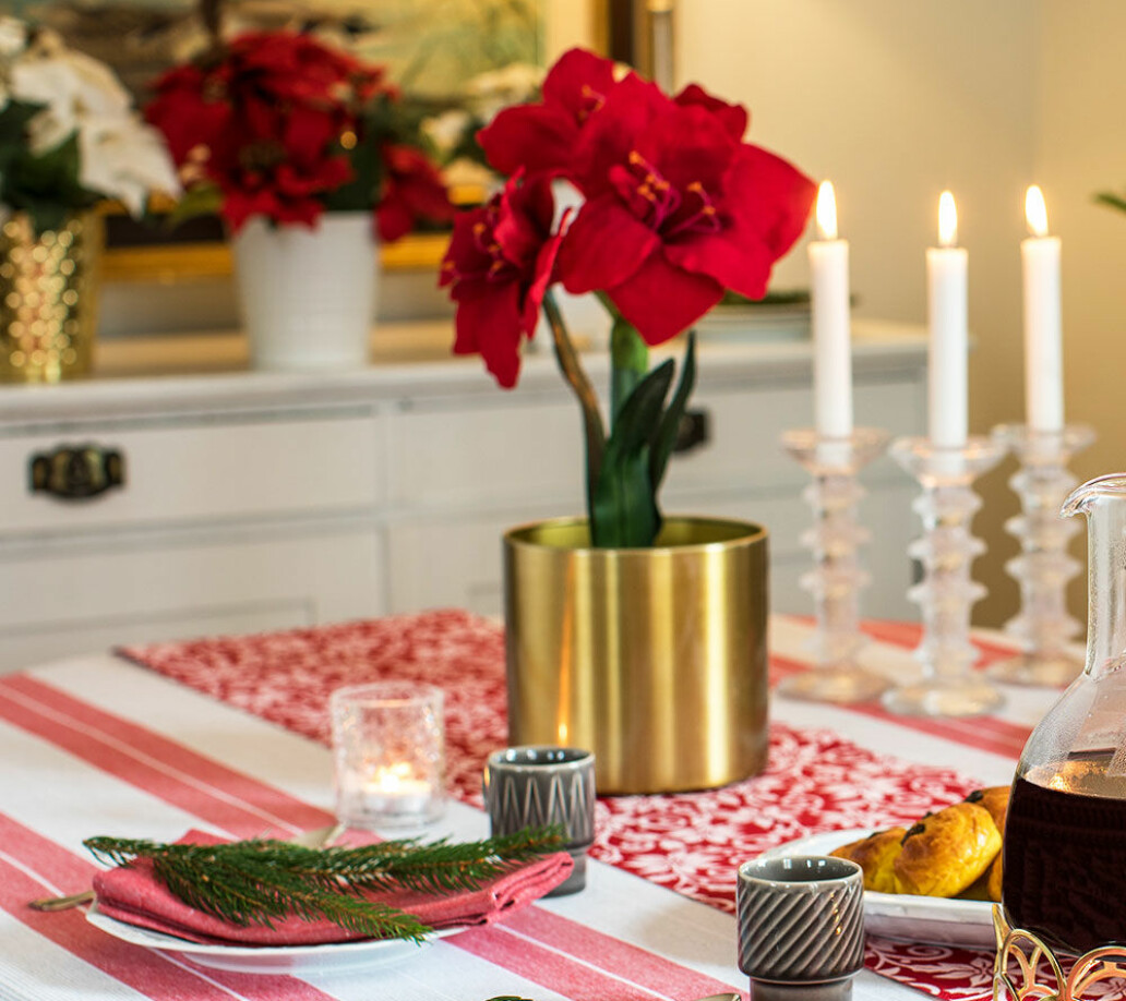 Juldukning med amaryllis på bordet.