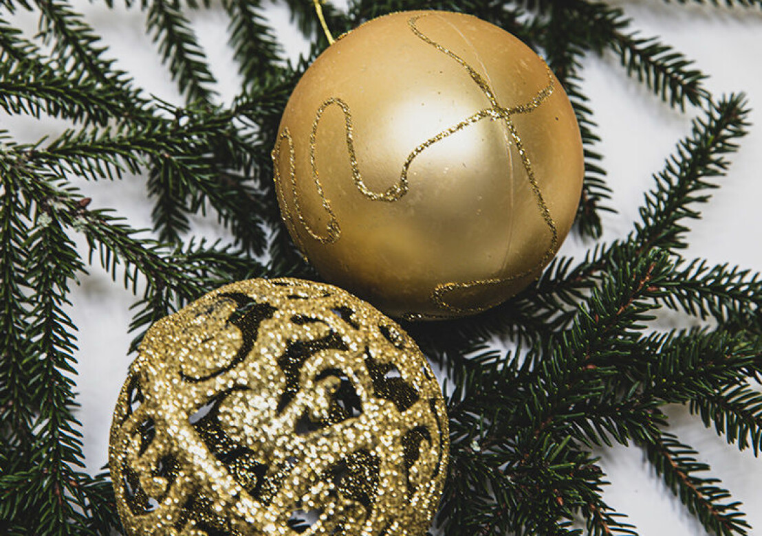 Julgranskulor i guld.