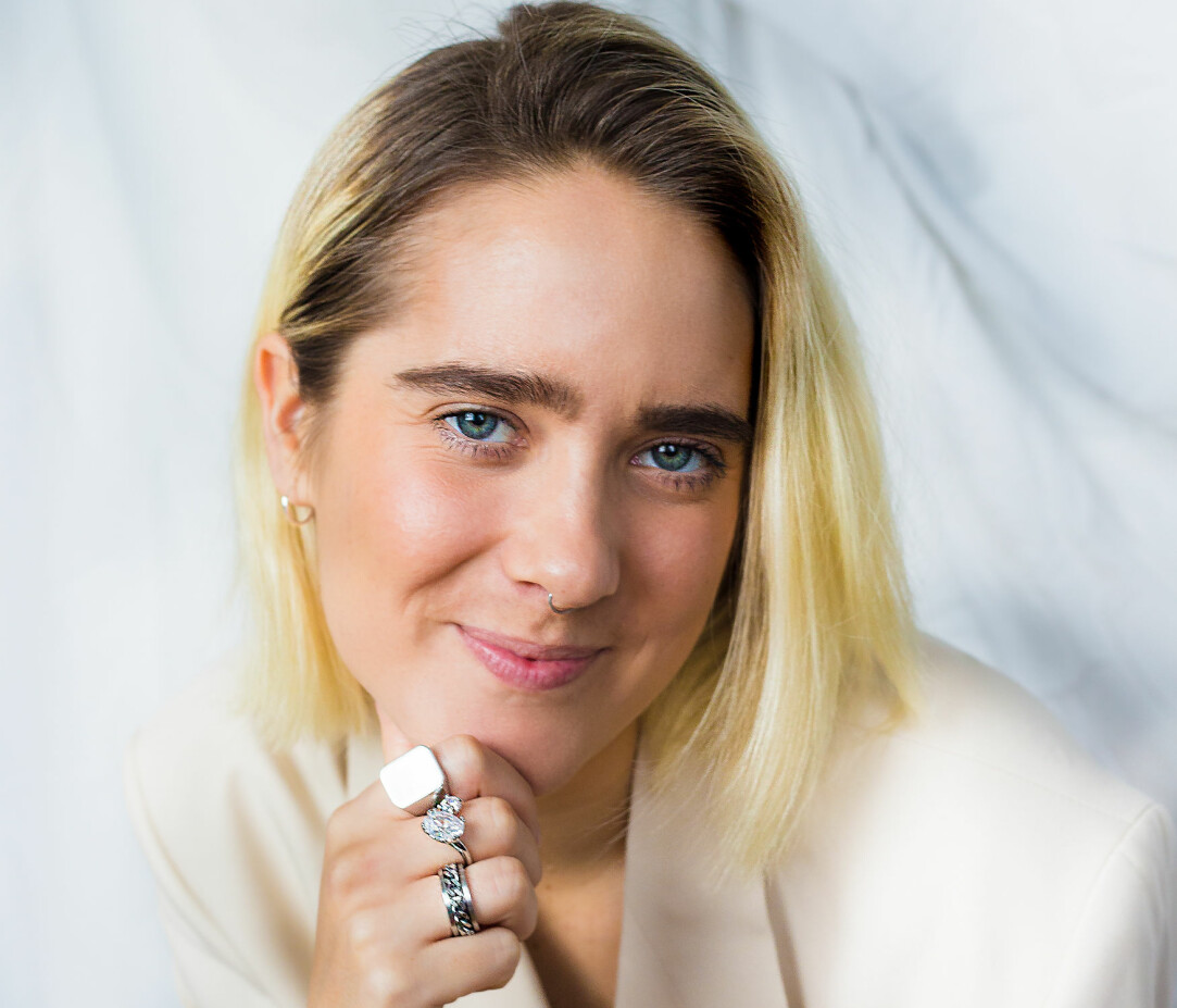 Artisten och låtskrivaren Julia Alfrida, 25 år gammal, blev den första officiella deltagaren i Melodifestivalen 2021. Julia Alfrida, artist.