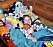 Julia Granberg som barn, i en säng full av gosedjur och dockor.