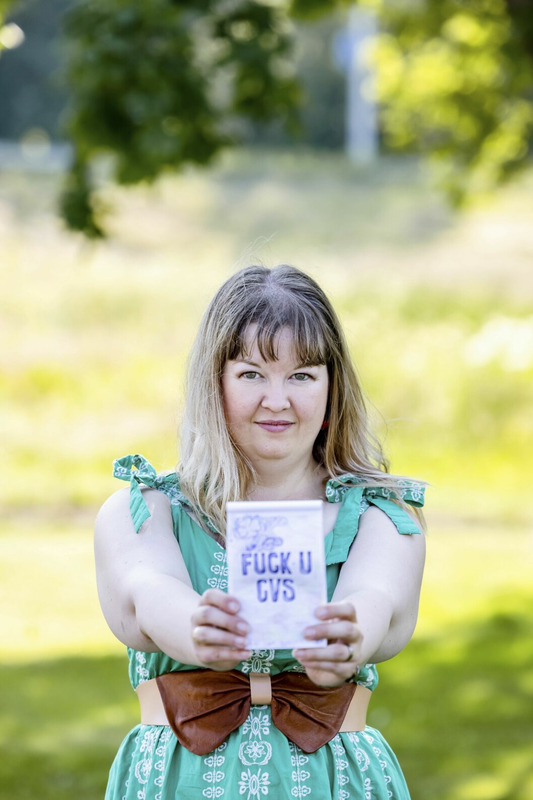 ”FUCK U CVS”, har Julia ritat. Hon har bestämt sig för att inte låta sjukdomen hindra henne från att tacka ja till det hon vill göra. Julia Granberg håller upp ett block där det står: FUCK U CVS