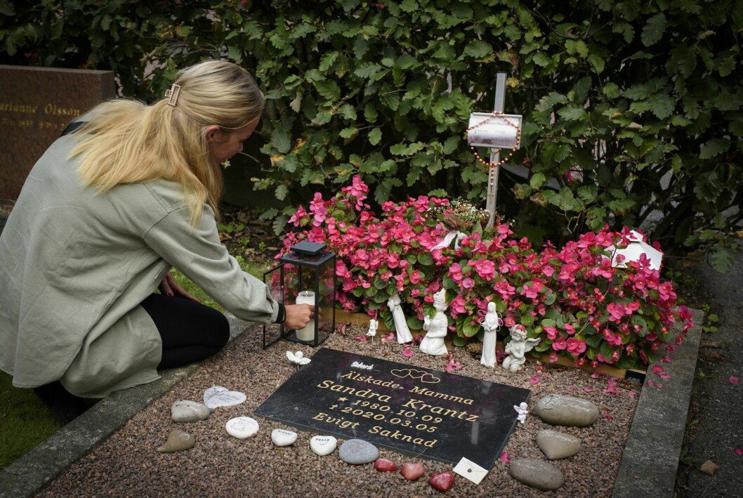 Sandra Krantz blev bara 39 år. Julia har valt platsen för hennes sista vila. – Men det var svårt. Till slut valde jag en familjegrav. Jag ville att det skulle finnas plats för mig också. Julia tänder ljuset på sin mammas grav.