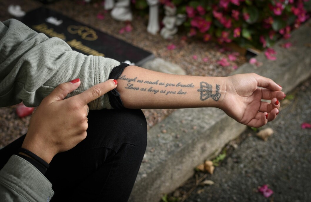 ”Laugh as much as you breathe – Love as long as you live”. Julia och hennes mamma tatuerade sig tillsammans, med samma budskap. Julia visar fram armen med citatet som hon och mamma Sandra båda tatuerade in.