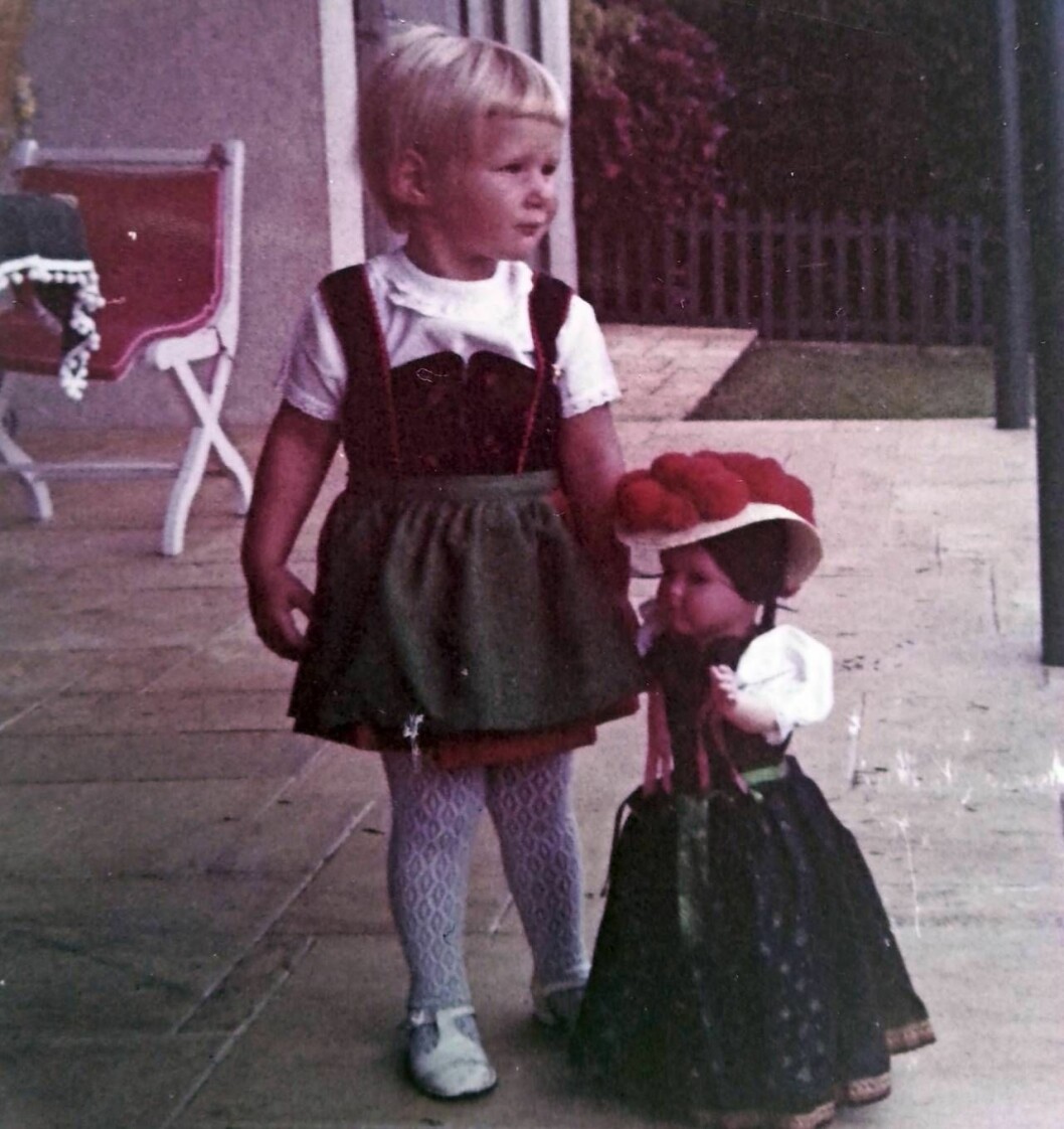 Lilla Julie på besök hos mormor och morfar 1969. Foto: Privat
