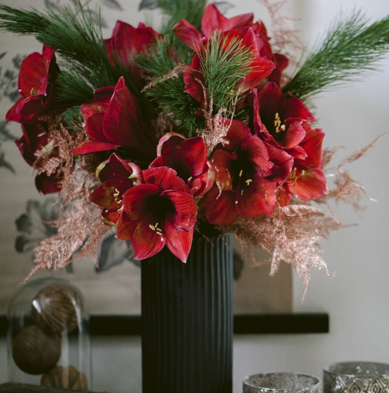 Juligt arrangemang med amaryllis.